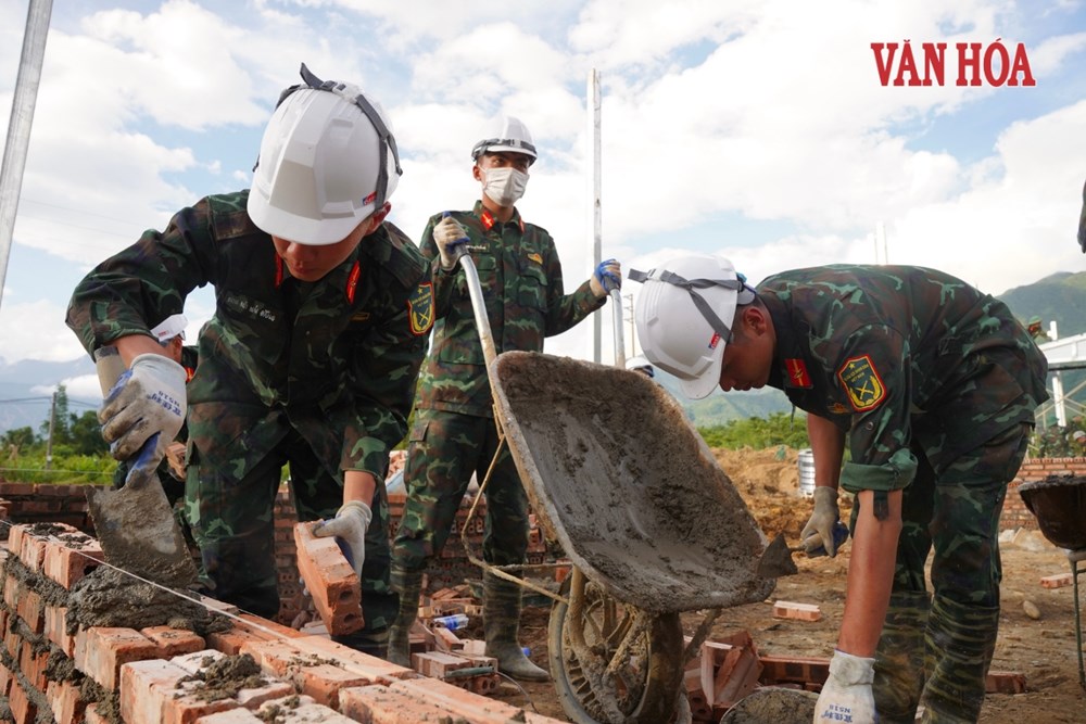 48 học viên Học viện Hậu cần gác đồ án, giúp dân dựng nhà sau lũ - ảnh 4