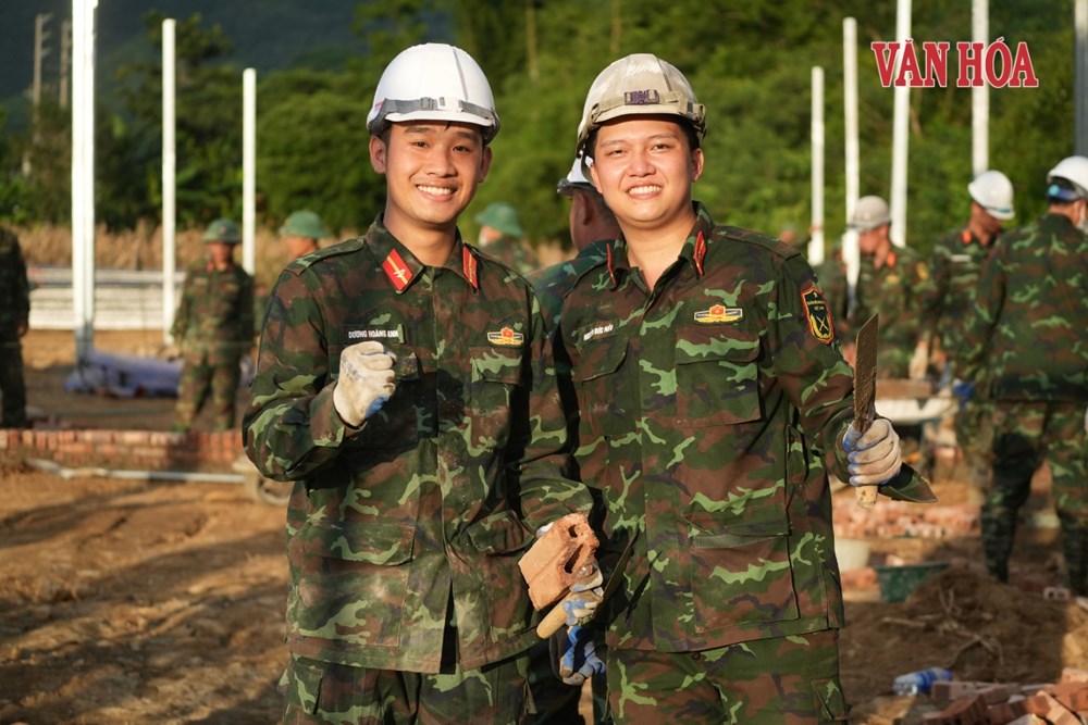 48 học viên Học viện Hậu cần gác đồ án, giúp dân dựng nhà sau lũ - ảnh 5