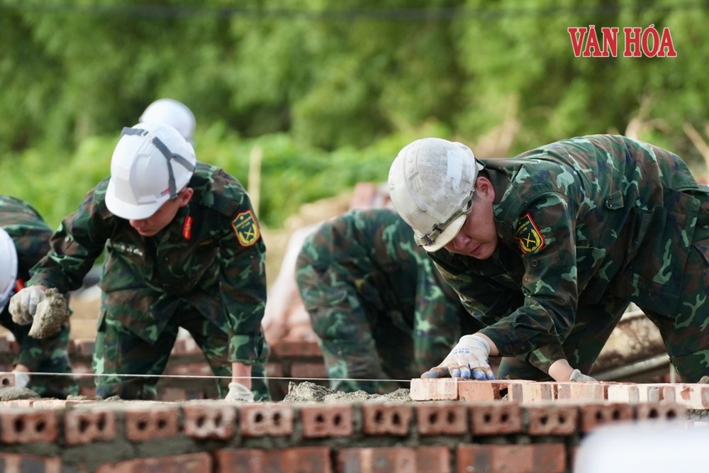 48 học viên Học viện Hậu cần gác đồ án, giúp dân dựng nhà sau lũ - ảnh 6