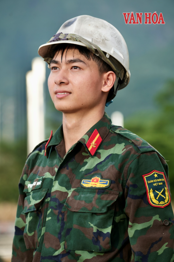 48 học viên Học viện Hậu cần gác đồ án, giúp dân dựng nhà sau lũ - ảnh 10
