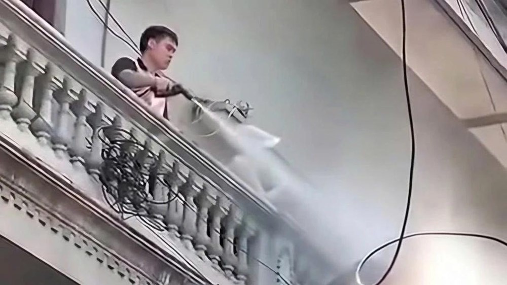 Khởi tố người đàn ông dùng vòi cao áp xịt thợ xây nhà hàng xóm - ảnh 1