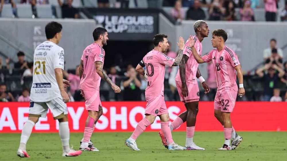 Messi tỏa sáng với cú đúp, thiết lập kỷ lục mới - ảnh 1