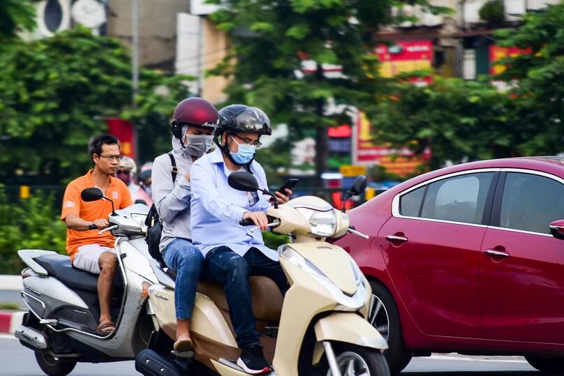 Dùng điện thoại khi lái ô tô, xe máy bị phạt bao nhiêu tiền? - ảnh 2