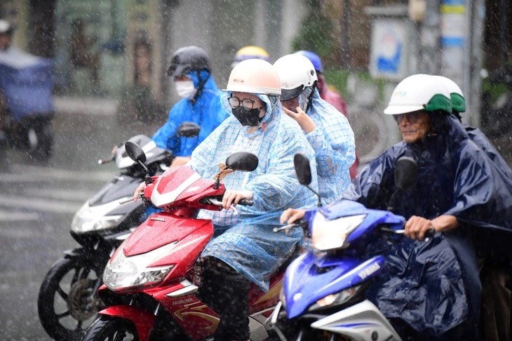 Thời tiết hôm nay 14.8: Hà Nội hạ nhiệt nhờ cơn mưa rào cuối ngày - ảnh 1