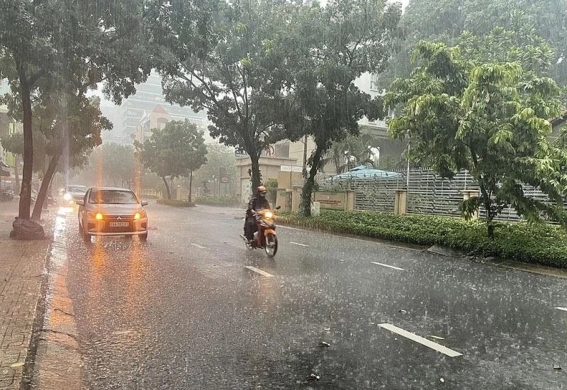 Thời tiết hôm nay 15.8: Bắc Bộ mưa dông, Trung Bộ nắng nóng - ảnh 1