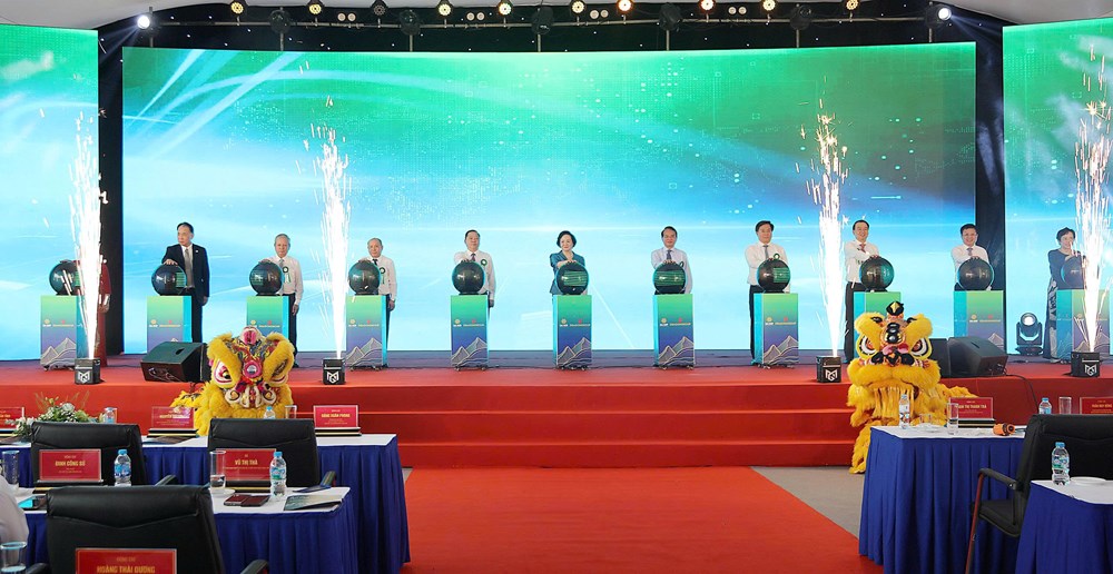 Phó Thủ tướng Phạm Thị Thanh Trà dự Lễ khởi công tổ hợp 5 dự án trọng điểm gần 7.600 tỉ tại Phú Thọ - ảnh 8