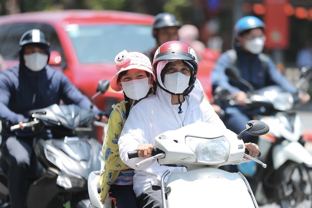 Thời tiết hôm nay 17.8: Bắc Bộ ngày nắng, Nam Bộ mưa to - ảnh 1