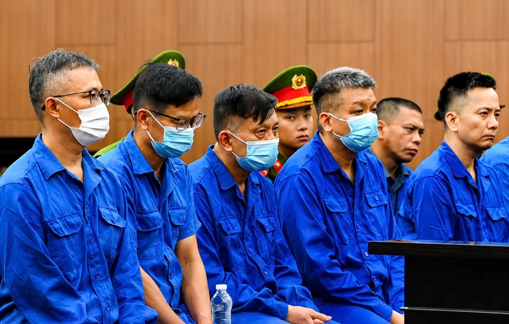 Cựu Thứ trưởng Nguyễn Bá Hoan lĩnh 12 năm tù, nộp và bị thu giữ 20,8 tỉ đồng - ảnh 1