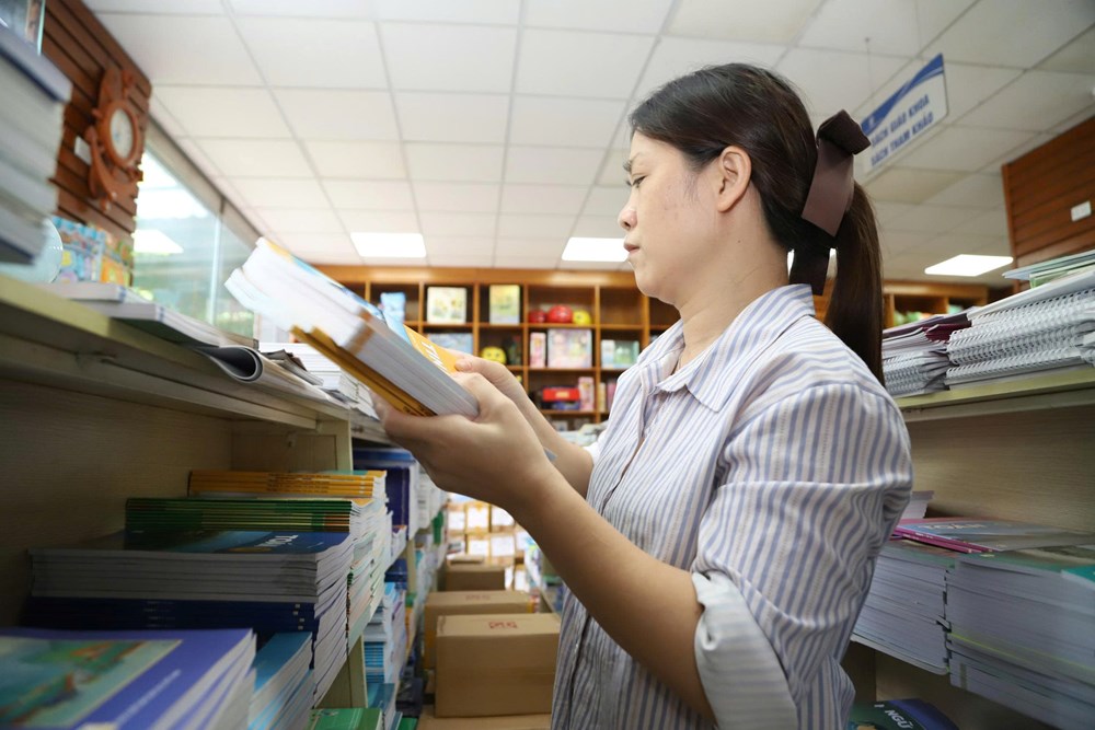 NXBGDVN khẳng định không thiếu nguồn cung sách giáo khoa, lý giải tình trạng “sốt sách” cục bộ - ảnh 1