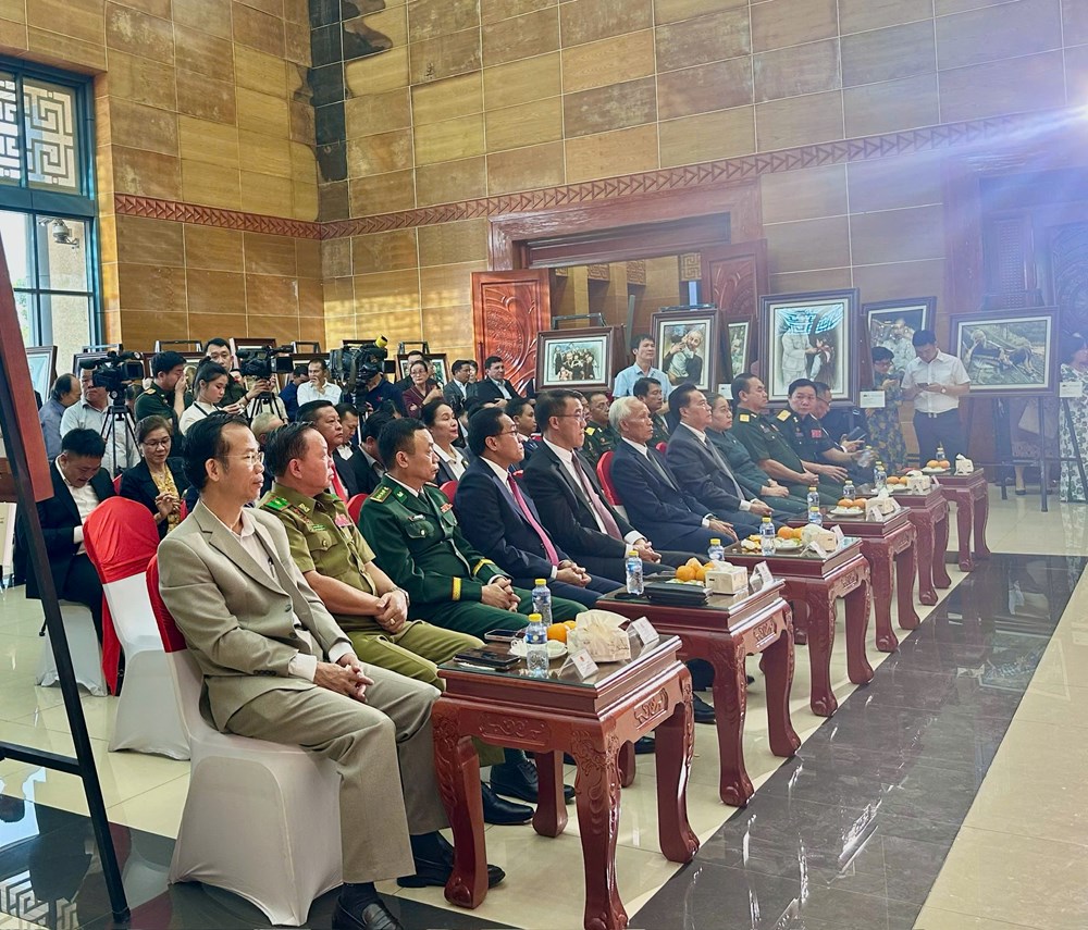 Khai mạc triển lãm “Hồ Chí Minh – Chân dung một con người” tại Lào - ảnh 2