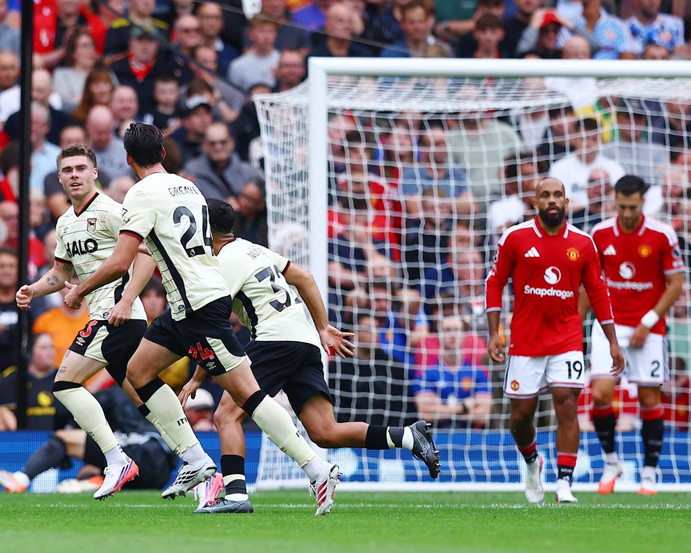 Bruno Fernandes rực sáng, Man United ngược dòng thắng Ipswich - ảnh 1