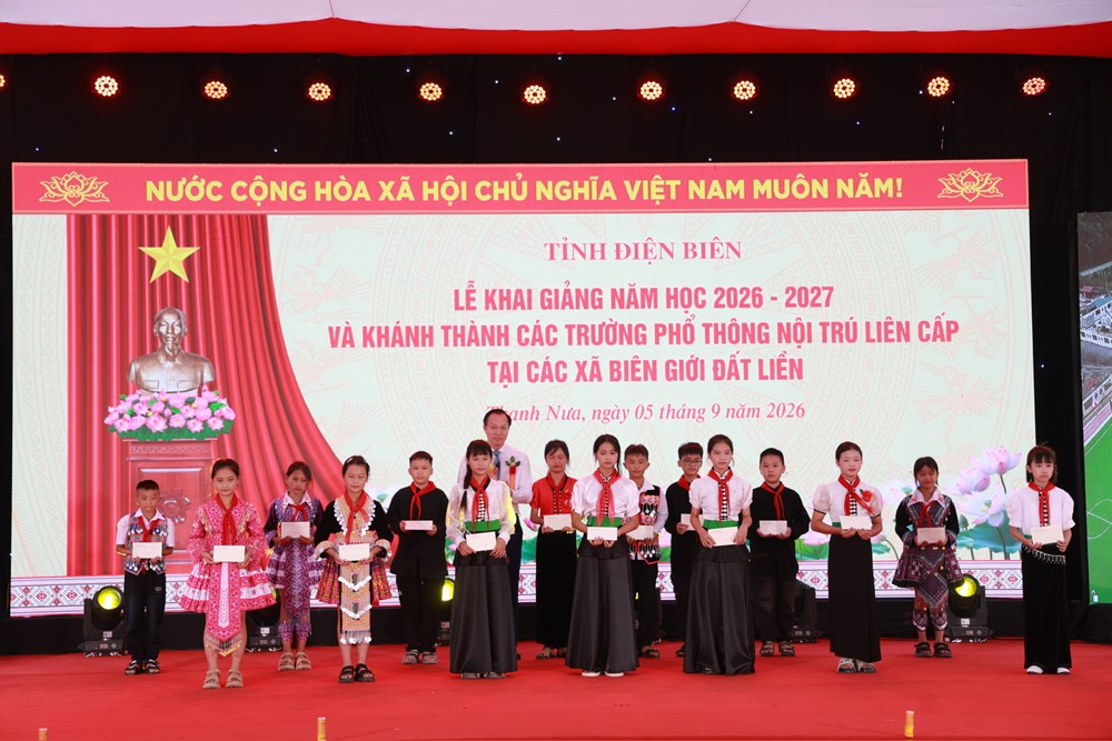 Những tủ sách mở lối ước mơ cho học sinh vùng biên - ảnh 3