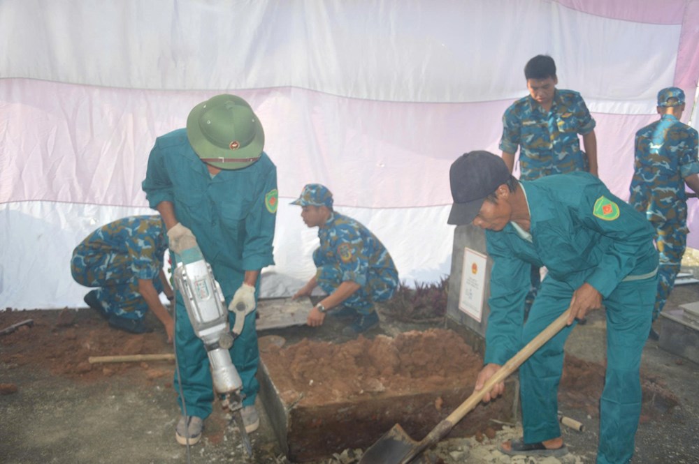 Khai quật, lấy mẫu ADN 6 phần mộ liệt sĩ chưa xác định thông tin tại xã An Khánh - ảnh 4
