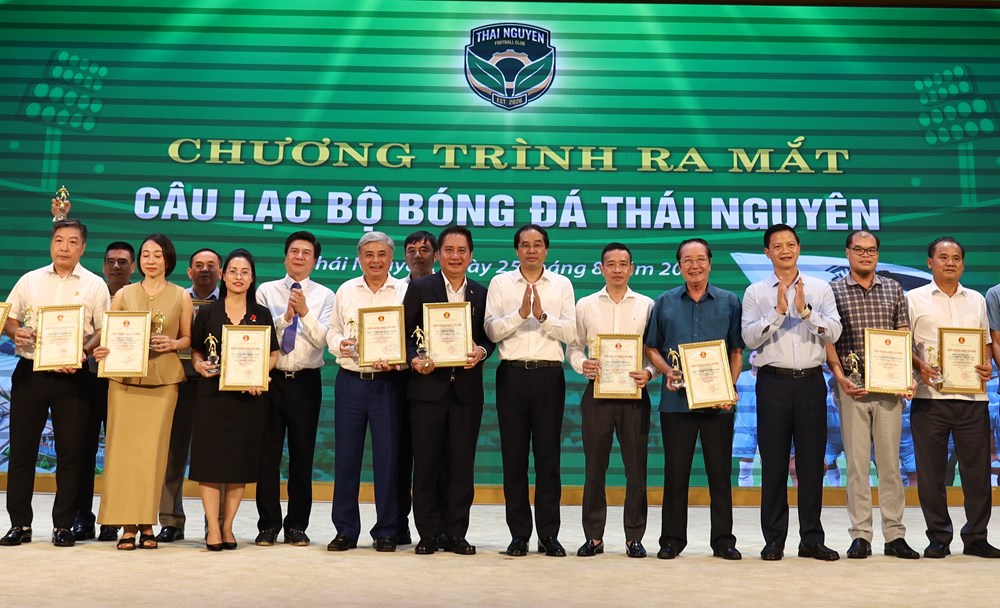 Bóng đá Thái Nguyên: Bầu Hiển đi trước, nhiều người cùng chung tay - ảnh 1