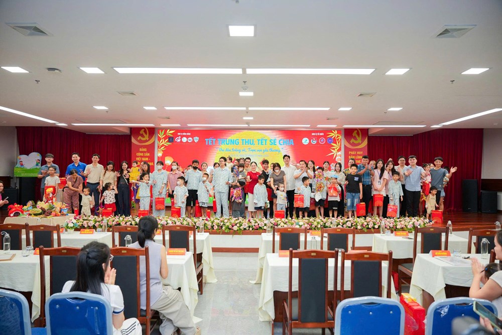 3.500 bánh Trung thu gửi tới trẻ em vùng khó và bệnh nhi - ảnh 1