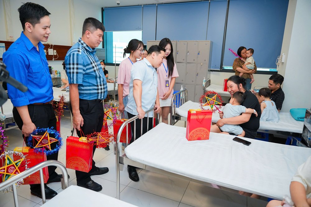 3.500 bánh Trung thu gửi tới trẻ em vùng khó và bệnh nhi - ảnh 2