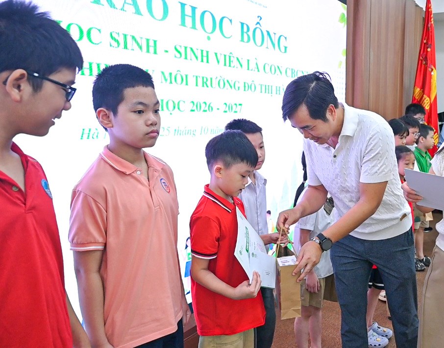 Học bổng “PRO Việt Nam - URENCO“: Tiếp sức đến trường cho con em công nhân môi trường - ảnh 2