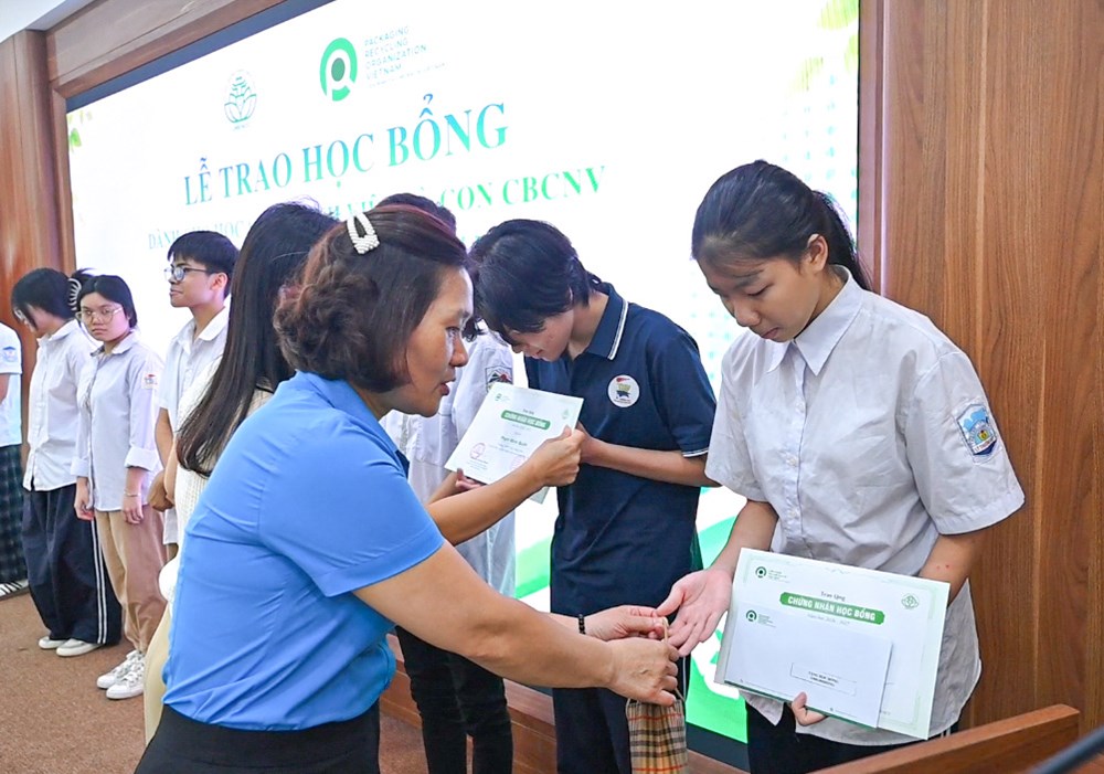 Học bổng “PRO Việt Nam - URENCO“: Tiếp sức đến trường cho con em công nhân môi trường - ảnh 3