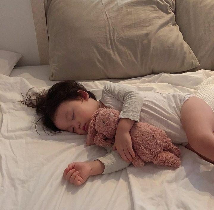 Mẹ càng để bé chơi hăng trước giờ ngủ, bé càng tỉnh táo khó đi vào giấc ngủ - ảnh 3