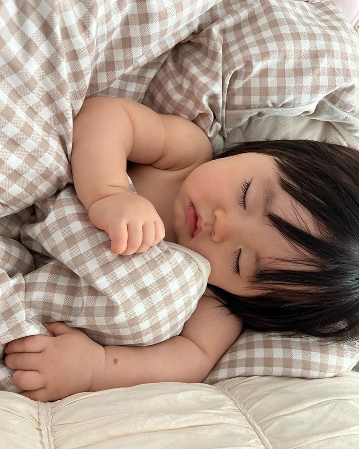 Mẹ càng để bé chơi hăng trước giờ ngủ, bé càng tỉnh táo khó đi vào giấc ngủ - ảnh 1