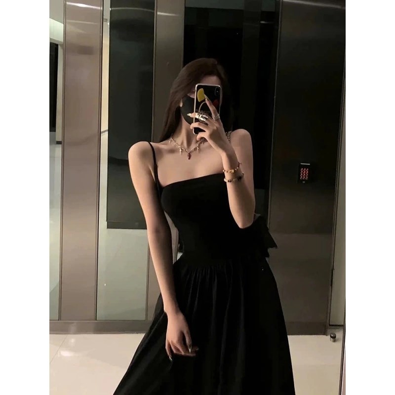 Mặc một chiếc váy đen là đủ để bạn trông như bước ra từ giới “old money” - ảnh 9