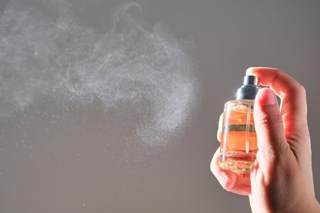 Xịt nước hoa lên cổ gây hại cho tuyến giáp? Bác sĩ giải mã lầm tưởng và mách bí kíp cho “hội nghiện nước hoa” cách xịt an toàn nhất - ảnh 1