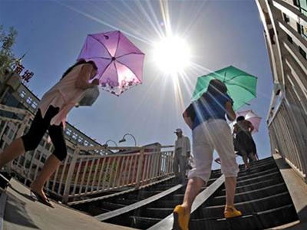 Đi du lịch giữa nắng nóng, nhiều người không ngờ những thói quen này lại âm thầm đẩy nguy cơ đột quỵ lên cao - ảnh 2