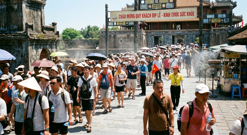 Đi du lịch giữa nắng nóng, nhiều người không ngờ những thói quen này lại âm thầm đẩy nguy cơ đột quỵ lên cao - ảnh 1