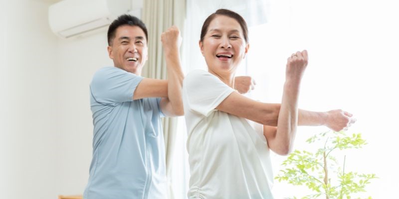 Mãn kinh khiến xương dễ giòn gãy: Bác sỹ bày cách “gõ xương 1 phút” đánh thức tế bào tạo xương - ảnh 1