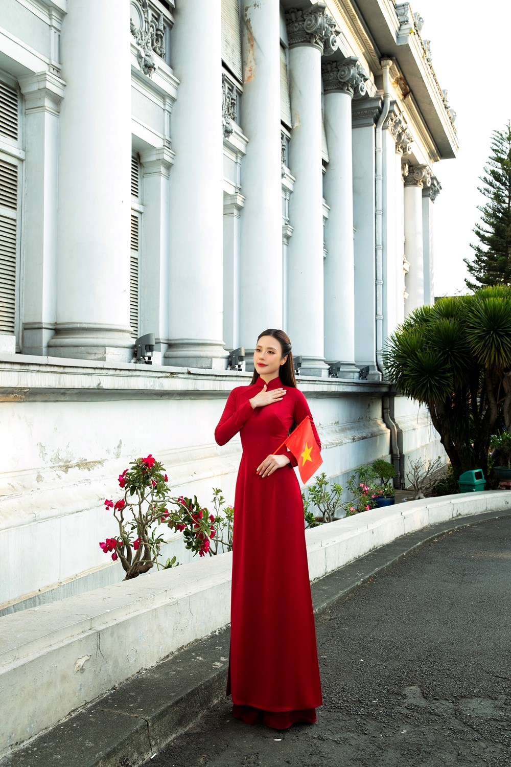 Hoa hậu Tô Diệp Hà đẹp yêu kiều với áo dài, đón đại lễ ở địa điểm nổi tiếng - ảnh 3