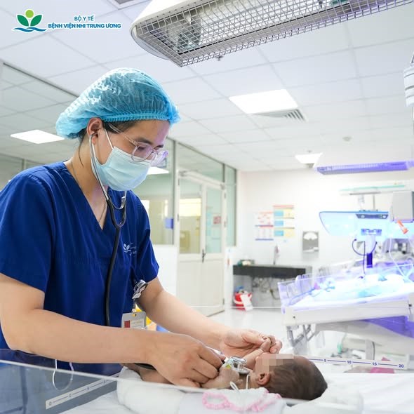 Bé sơ sinh mang nhóm máu cực hiếm, bác sĩ có quyết định đặc biệt để cứu sống bé - ảnh 1