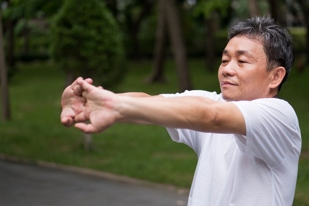 Người trung niên dễ té ngã vì teo cơ, chuyên gia khuyên ăn 5 thực phẩm phục hồi cơ bắp - ảnh 1
