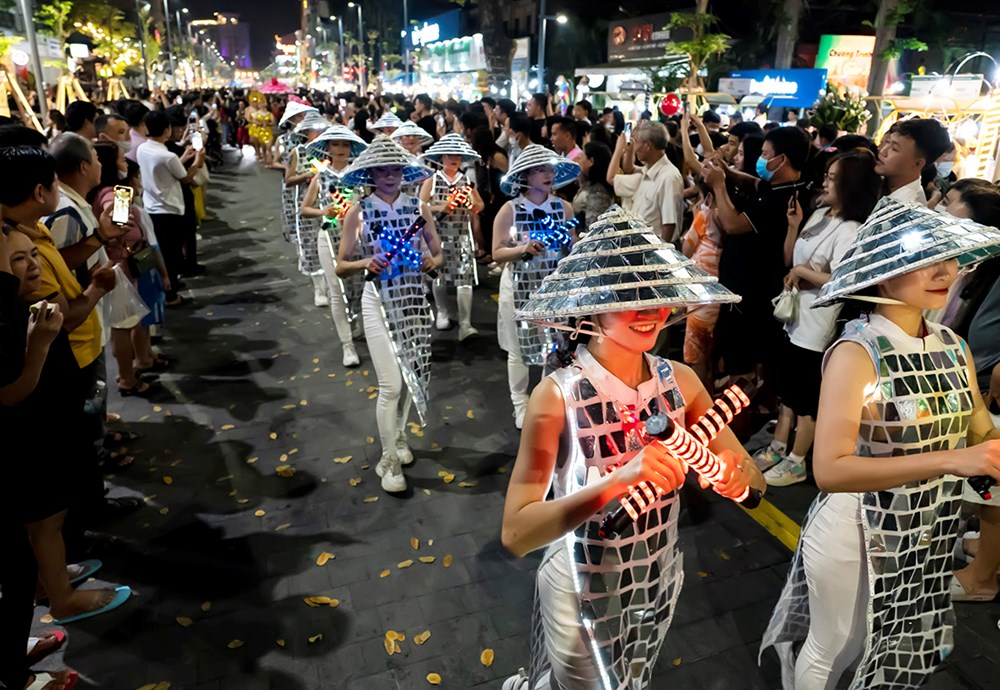 “Huế - Chào hè 2024” đón mùa cao điểm khách nội địa - ảnh 1