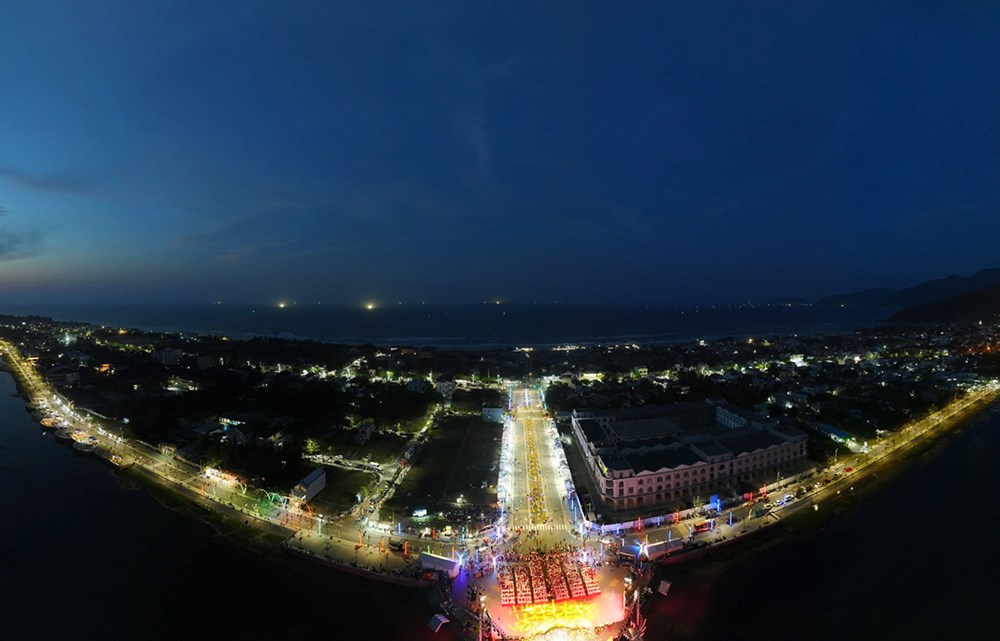 Khai trương phố đi bộ ở vịnh đẹp Lăng Cô - ảnh 2