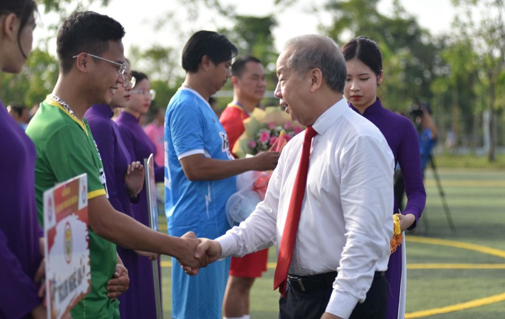 Giải Bóng đá báo chí miền Trung lần thứ 10 quy tụ gần 300 nhà báo, phóng viên - ảnh 1