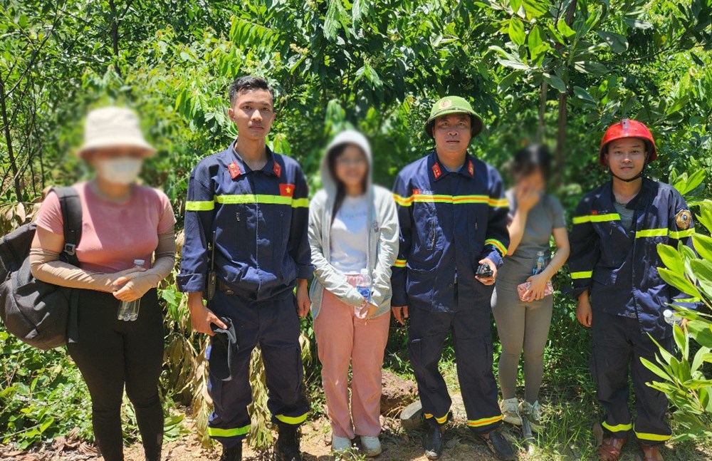 Cứu 3 nữ sinh bị mắc kẹt trên núi do lạc đường - ảnh 1