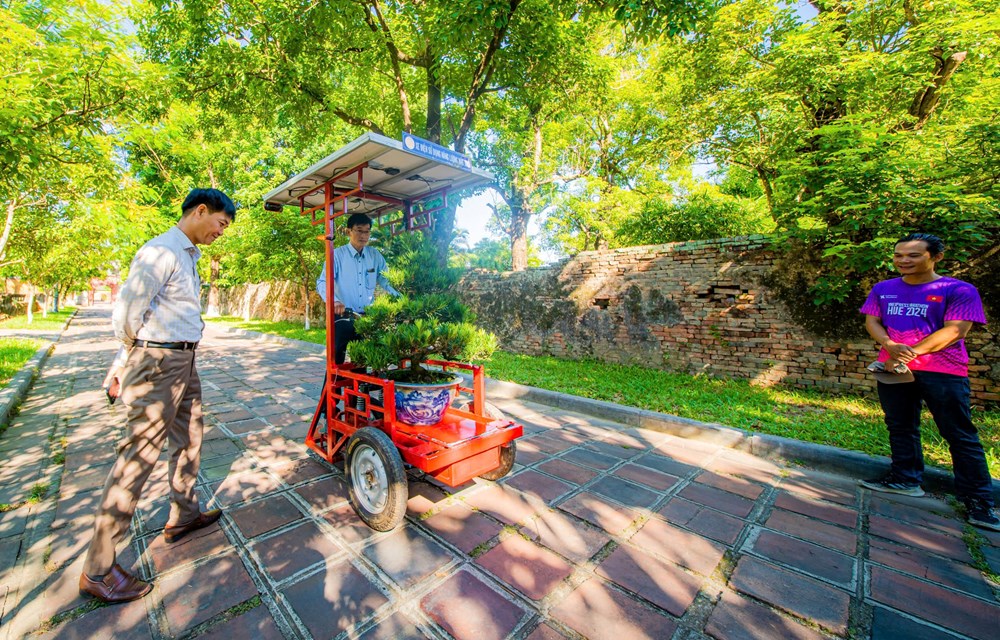 Tiếp nhận xe điện hỗ trợ vận chuyển hàng hóa và thu gom rác thải tại các điểm di tích - ảnh 2