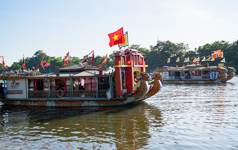 Du khách khắp nơi về dự lễ hội điện Huệ Nam - ảnh 4