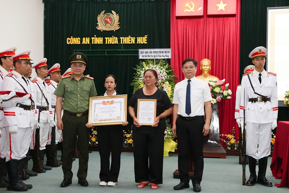Truy tặng Bằng “Tổ quốc ghi công” cho Phó Công an phường hi sinh khi làm nhiệm vụ - ảnh 1
