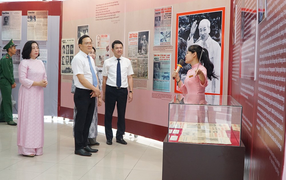 Trưng bày gần 150 tư liệu, hình ảnh Chủ tịch Hồ Chí Minh trên báo chí cách mạng Việt Nam - ảnh 1