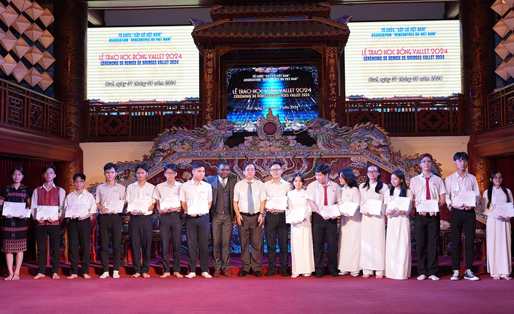 Trao học bổng Vallet cho 209 học sinh, sinh viên tại Thừa Thiên Huế - ảnh 2