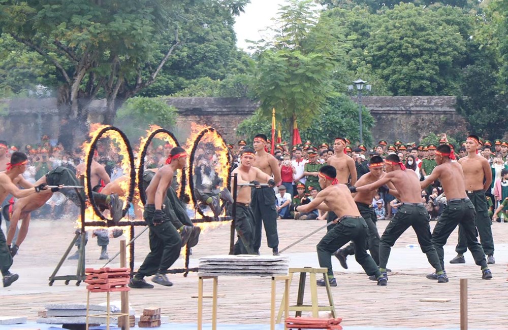 Gần 4.000 chiến sĩ CAND biểu diễn võ thuật trước Ngọ Môn Huế - ảnh 2