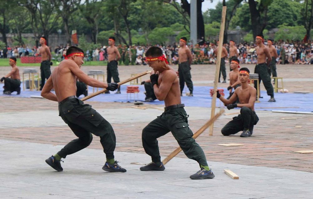 Gần 4.000 chiến sĩ CAND biểu diễn võ thuật trước Ngọ Môn Huế - ảnh 4