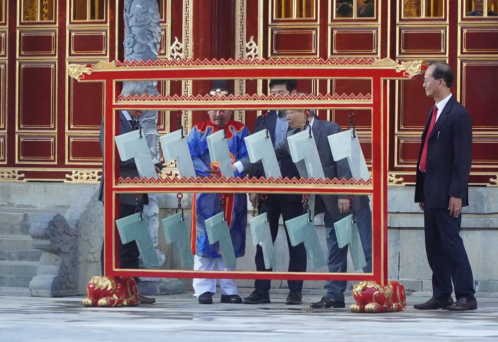 Tiếp nhận bộ Biên khánh do nghệ nhân Hàn Quốc hiến tặng - ảnh 1