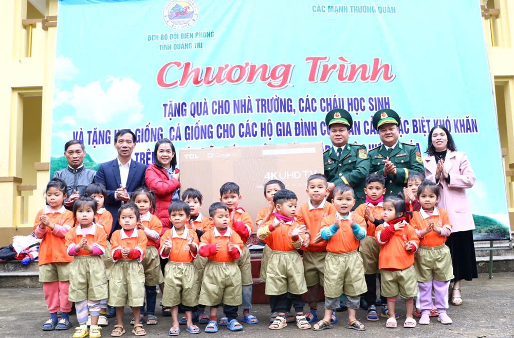 Biên phòng Quảng Trị trao sinh kế cho đồng bào vùng biên giới - ảnh 1