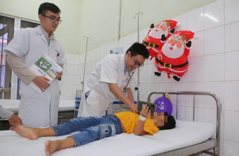 Cứu sống bệnh nhi bị ngừng tim sau uống nhầm thuốc trừ sâu - ảnh 1