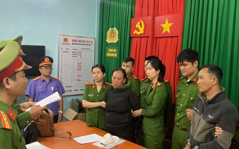 Bắt giam đôi tình nhân làm giả nhiều giấy phép lái xe - ảnh 1