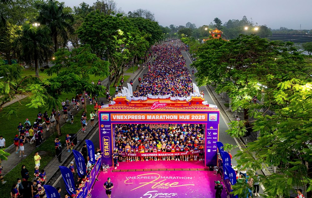 Anh Khôi và Hồng Lệ chiến thắng ở VnExpress Marathon Hue 2025 - ảnh 1