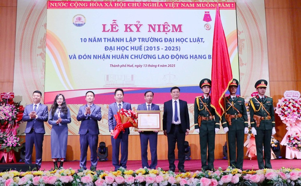 Trường Đại học Luật - Đại học Huế đón nhận Huân chương Lao động hạng Ba - ảnh 1