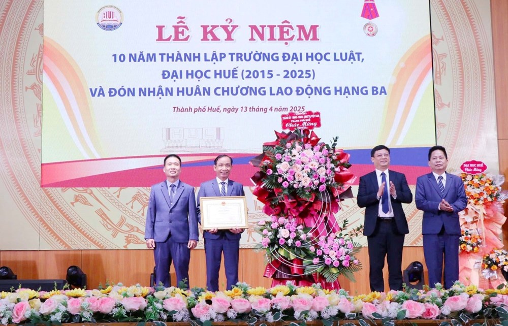 Trường Đại học Luật - Đại học Huế đón nhận Huân chương Lao động hạng Ba - ảnh 3